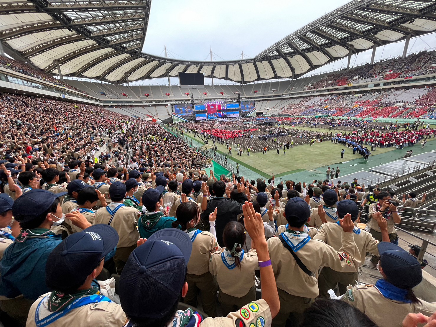 岐阜県多治見市のベンチャースカウトがプロジェクト活動で計画を立てている様子